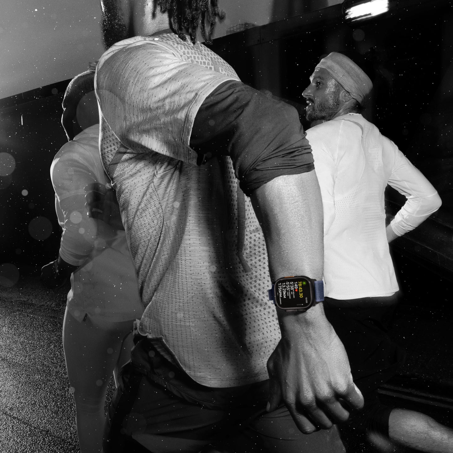 Apple_Watch_Ultra_2_49mm_Black_Titanium_Trail_Loop_Black_PDP_Image_Position_7__GBEN