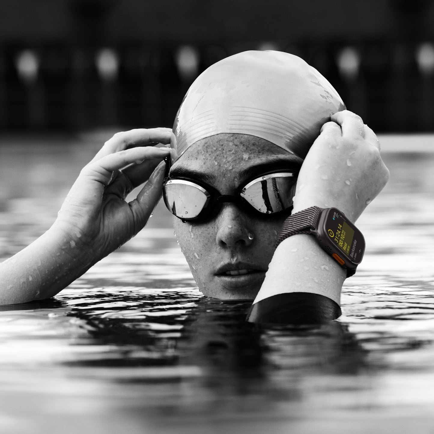 Apple_Watch_Ultra_2_49mm_Black_Titanium_Trail_Loop_Black_PDP_Image_Position_8__GBEN